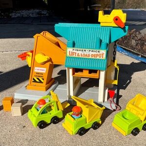 *~* Vintage 1977 Fisher Price Original Little People Lift & Load Depot #942